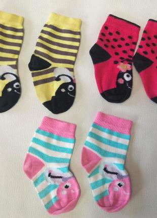 Яркие носки с принтами жучков для девочки
