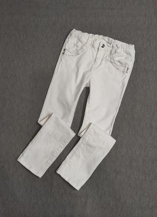 Белые стрейчевые джинсы