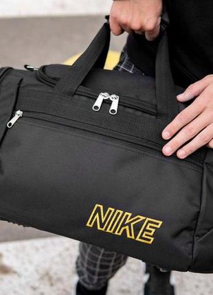 Чорная мужская спортивная сумка nike sol для тренировок и поез...