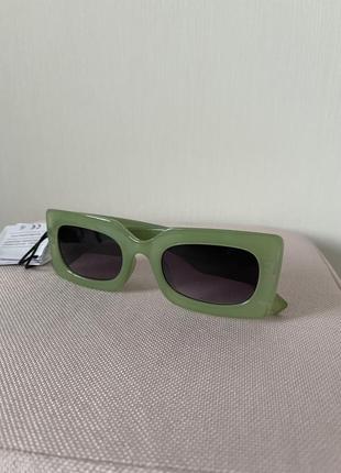 Стильные зеленые очки