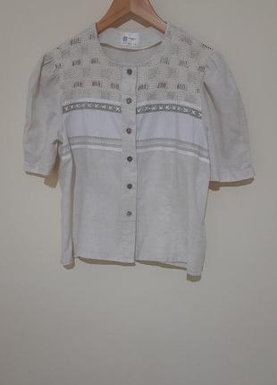 Блузка (блуза), літня, з короткими рукавами, спереді декорована.