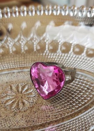 Кольцо в виде сердца из кристалла