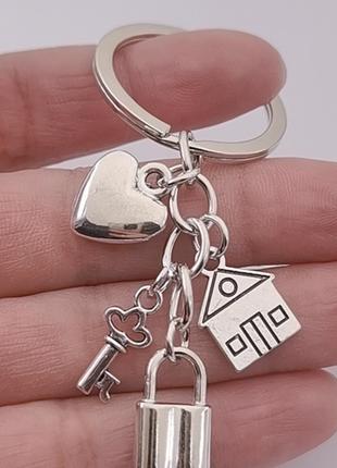 Брелок на ключи серебристый металл дом замок ключ к нему и сердце