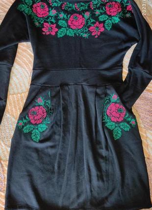 Чёрное утепленное платье-вышиванка