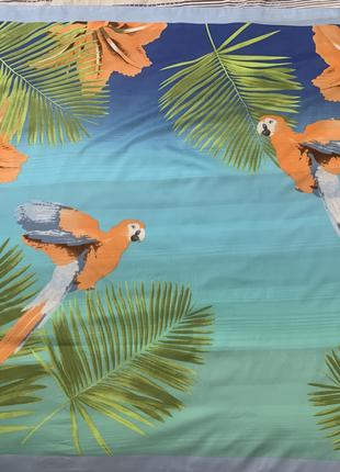 Парео в бирюзово голубых тонах с тропическим принтом, попугаями