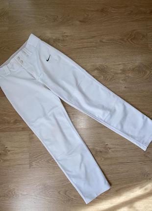 Белые спортивные штаны nike