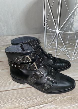 Кожаные ботинки с металлическим декором в стиле панк рок метал...