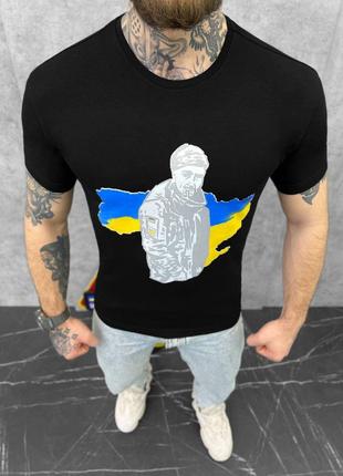 Мужская футболка Hero of Ukraine Солдат ВСУ на фоне флага Укра...