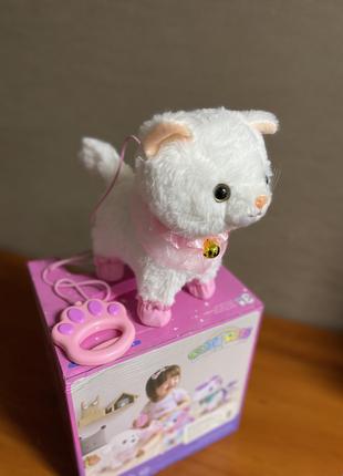 Кошка на поводке, ходит, мяучит, виляет хвостиком, реагирует н...