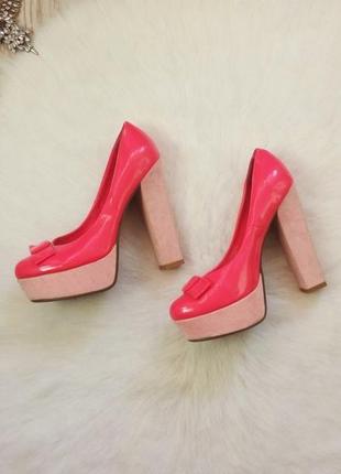 Розовые лаковые туфли на широком бархатном каблуке с бантом ло...