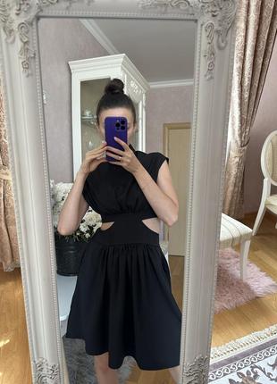 Черное коктейльное платье с вырезами