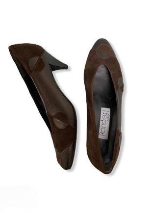 Шкіряні коричневі туфлі човники з v вирізом на маленькому підб...