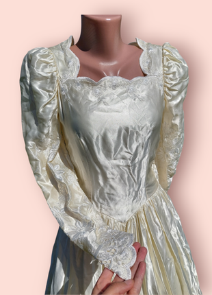 Винтажное свадебное платье с вышивкой