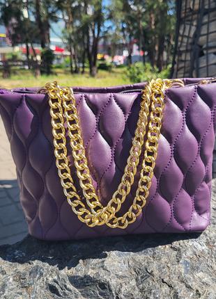 Фіолетова стьобана сумка із золотистими ручками-ланцюжками