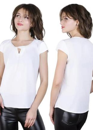 Біла базова бавовняна жіноча футболка з рукавчиками і вирізом-...