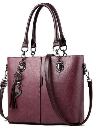 Классическая женская сумка через плечо с брелоком фиолетовый