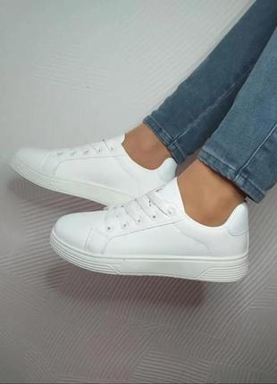 Білі кросівки на широку ніжку