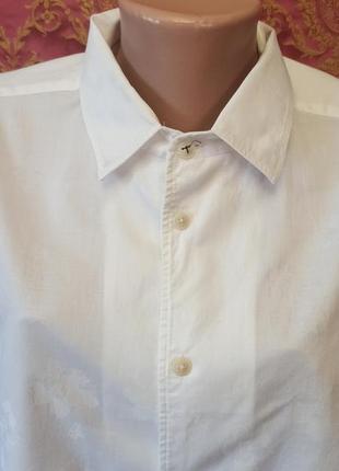 Белая рубашка с текстурированными цветами на ткани