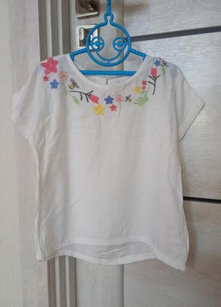 Нарядная белая футболка вышиванка с цветами в украинском стиле...