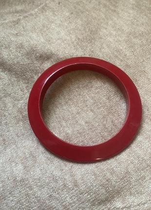Красный браслет из пластика