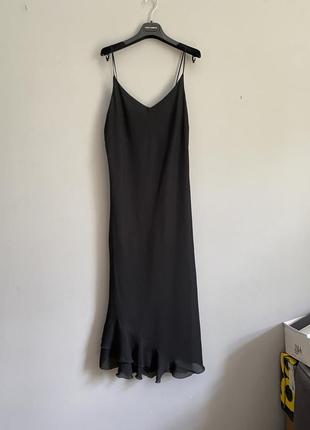 Черное платье комбинация с рюшами, по косой на тонких бретельках
