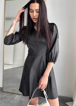 Красивое платье из экокожи черный