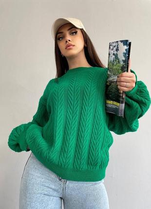 Теплый свитер в холодную погоду зеленый