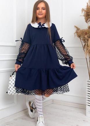Стильне шкільне плаття з білим мереживним комірцем темно-синій