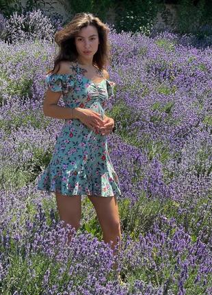 Невероятно легкое и нежное платье с цветочным принтом оливка