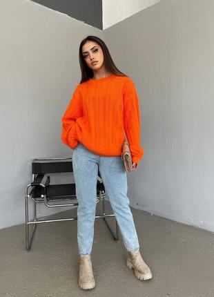 Теплый свитер в холодную погоду оранжевый