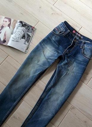 Стильные мужские джинсы с небольшими потертестями р. 30 s m