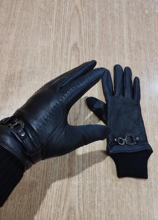 Нежные кожаные перчатки m&s с пряжкой деми