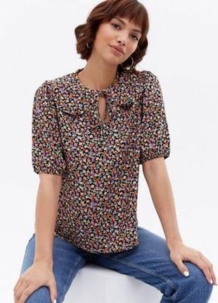 Блуза с воротником с цветами new look
