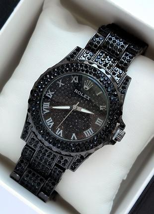 Женские наручные часы Rolex черного цвета украшены камушками