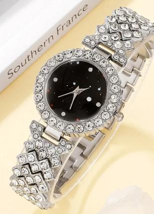 Часы -браслет в серебряном цвете с белыми кристаллами на браслете