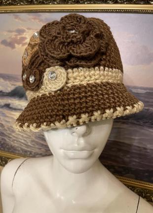 Очень красивая и стильная вязаная шапка коричневого цвета.
