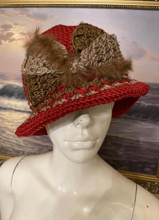 Очень красивая и стильная вязаная шапочка красного цвета.