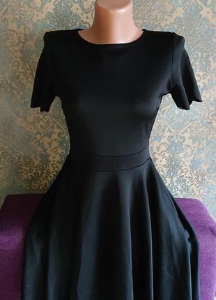 Черное женское платье с фигурным низом boohoo р.40/42/44