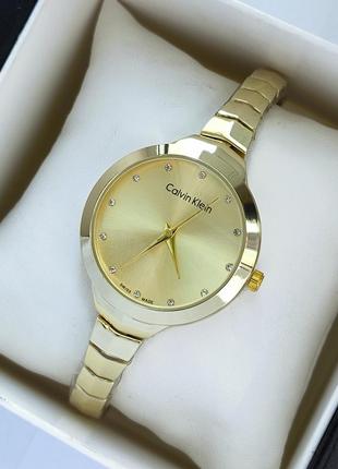 Жіночий наручний годинник золотого кольору на тонкому браслеті