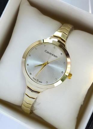Жіночий наручний годинник на тонкому браслеті золотого кольору...
