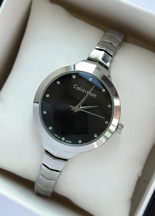 Сріблястий жіночий наручний годинник з чорним циферблатом, тон...