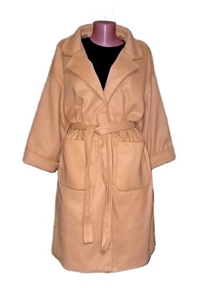 Женское пальто под пояс с накладными карманами