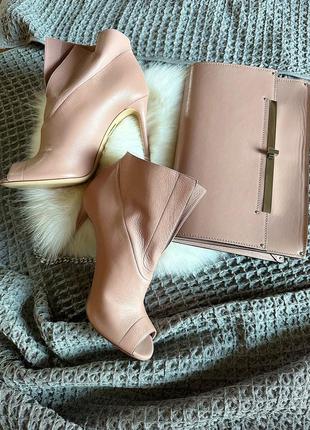 Стильные дизайнерские розовые туфли с открытым носком из натур...