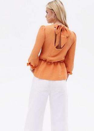 Блуза с баской и завязками на спине