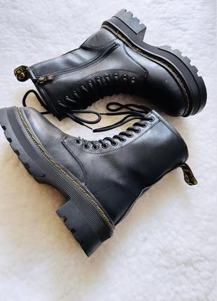 Черные ботинки на шнуровке в стиле мартинсов
