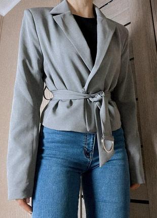 Укороченный серый пиджак