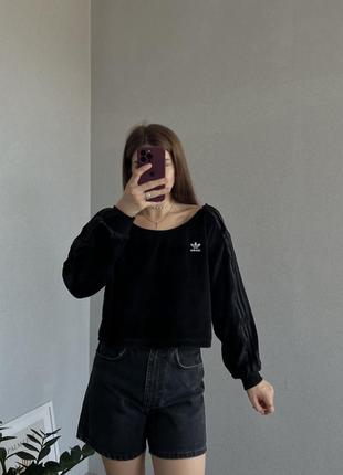 Велюровый свитшот женский черный adidas укороченный с открытым...