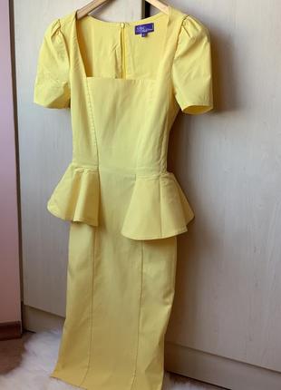 Эффектное платье по фигуре с баской в очень красивом желтом цв...