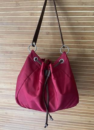 Красная сумка-мешком с коричневым ремешком