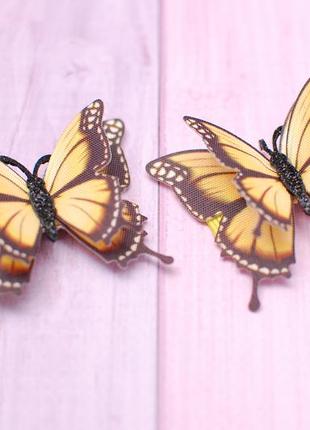 Жовті метелики на заколках